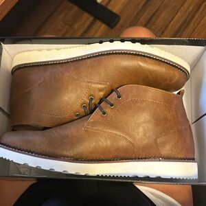 Brand new never been worn Steve Madden men’s shoes!! These shoes are super cute!